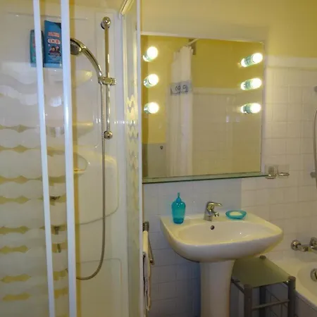 Appartamento 1er Etage Avec Parking, Proche Et Commerces, - Fr-1-335-165