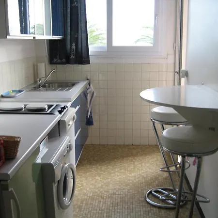 1er Etage Avec Parking, Proche Et Commerces, - Fr-1-335-165 * Hyères