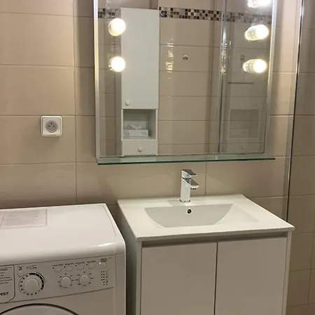 Apartamento 1er Etage Avec Parking, Proche Et Commerces, - Fr-1-335-165