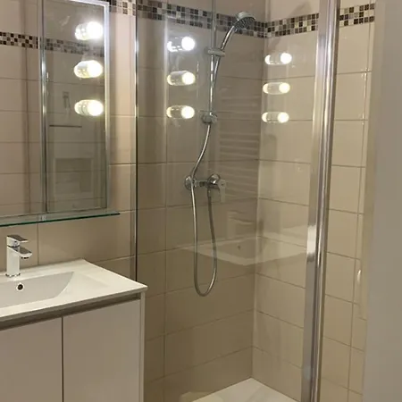 1er Etage Avec Parking, Proche Et Commerces, - Fr-1-335-165 Lejlighed Hyères