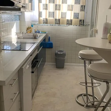 1er Etage Avec Parking, Proche Et Commerces, *