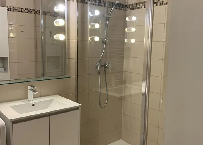 1er Etage Avec Parking, Proche Et Commerces, - Fr-1-335-165 Lejlighed Hyères