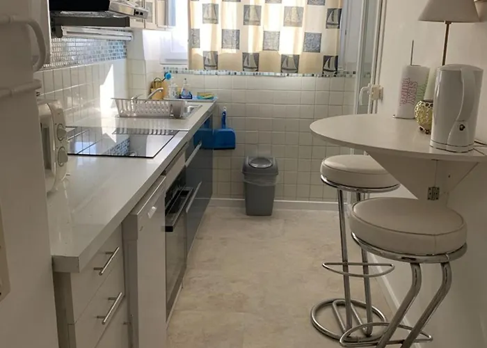 1er Etage Avec Parking, Proche Et Commerces, - Fr-1-335-165 *